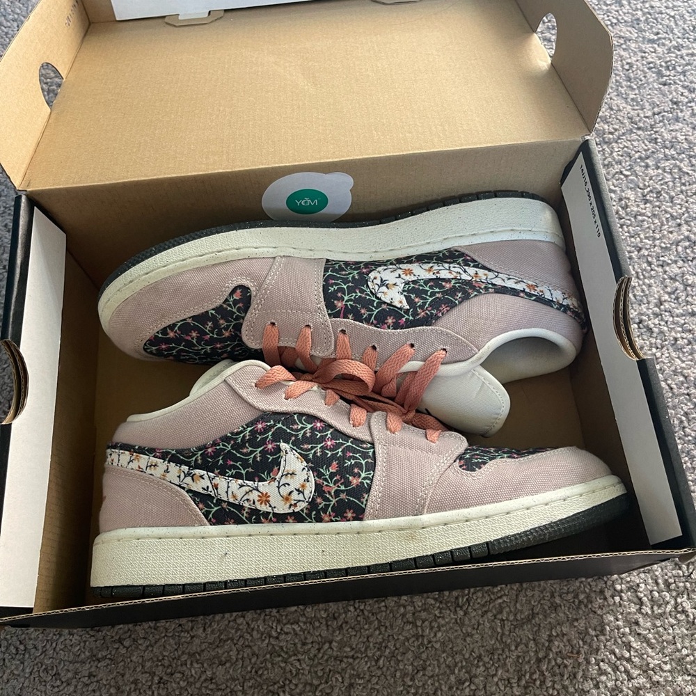 Air Jordan 1 Low SE. youth size 7 fits womens 7-8